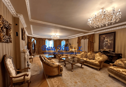 Під Києвом продають будинок у стилі Пшонки