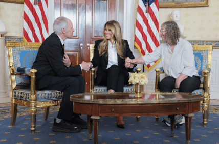 Мелания Трамп улыбается