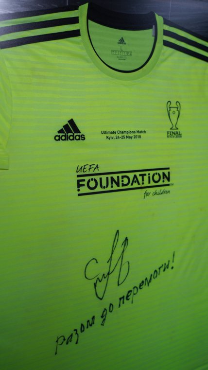 Футболка с автографом футболиста Сергея Реброва