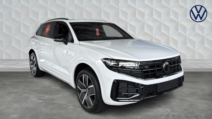 Білий Volkswagen Touareg 2026 року