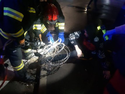 В Киеве в Голосеевском районе, человек запутался в клолючей проволке