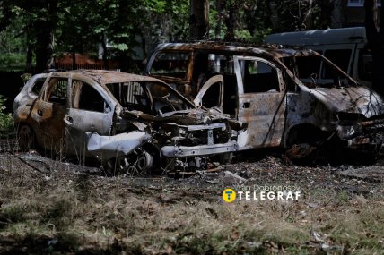 Згорівші автомобілі у Краматорську після обстрілу