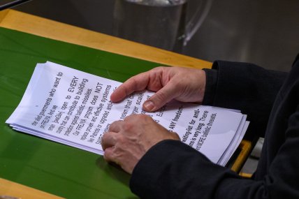 Який текст написаний на аркушах, які з собою носить Володимир Зеленський