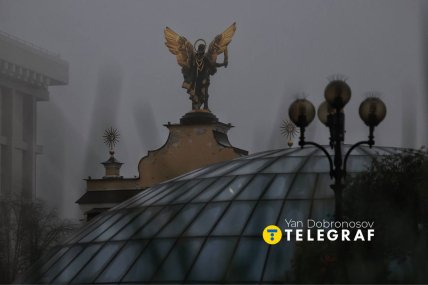 Природа словно прячет памятники в центре города