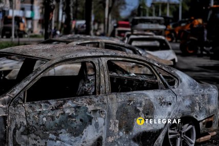 Обгоревшие автомобили после взрыва в Краматорске