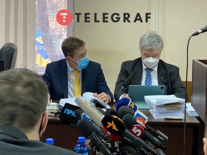Порошенко и адвокаты ожидают возобновления заседания /Юлия Забелина, "Телеграф"