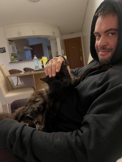 Каду Сантос гладить Бакі