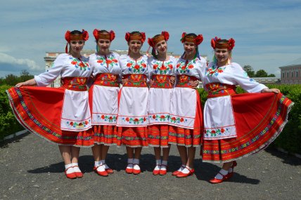 Александра Яремчук в детстве с танцевальным коллективом