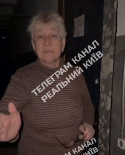 Жінка, що не пускала людей до кімнати в укритті Києва 25.11.2025