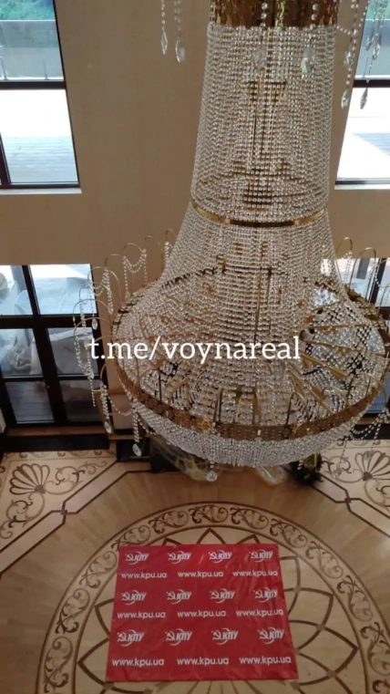 Люстра в будинку Симоненка