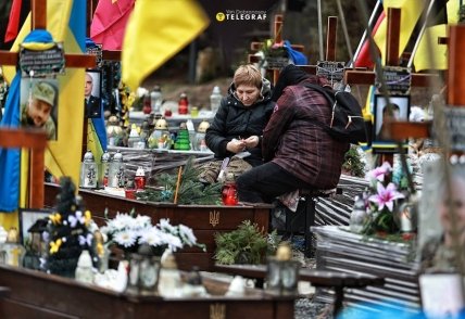 Женщины возле места захоронения защитника