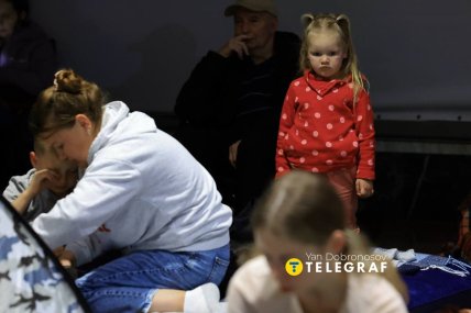 Люди прячутся в метро от российской атаки 7 октября