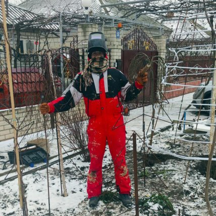 Чоловік у будівельному комбінезоні