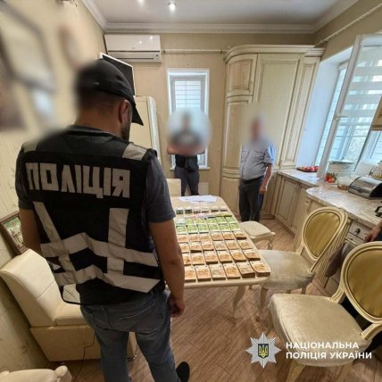 Гроші, вилучені під час обшуків. Фото НПУ