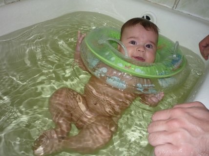 Папины истории: как сын закаляется и пытается съесть надувной круг - изображение №1