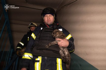 Робота рятувальників у багатоповерхівці Охтирки, що РФ атакувала дроном