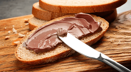 Шоколадне масло на хлібі