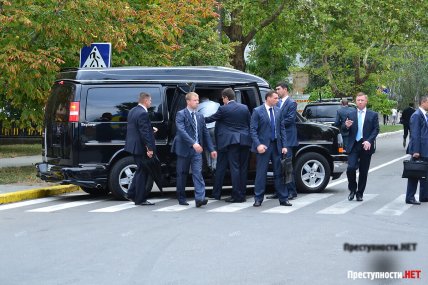 Віктор Янукович сідає у машину Chevrolet Express