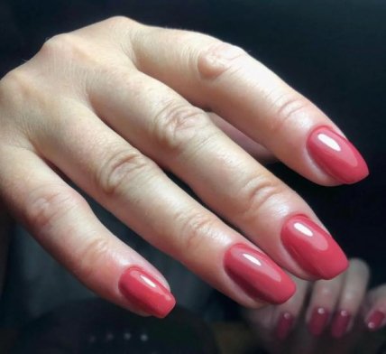 Манікюр для жінок за 50 — червоний
