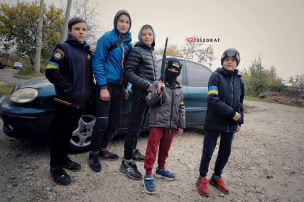 Дети помогают СБУ и полиции охранять порядок в Херсоне