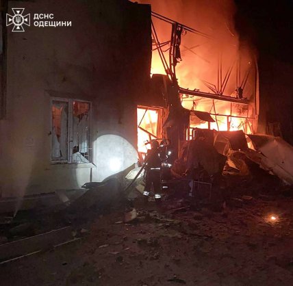 Пожар на месте попадания русского дрона в Одесской области