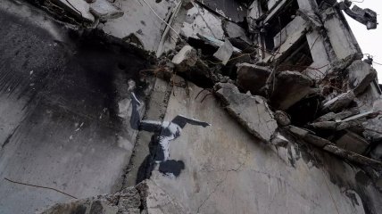 Граффити Бэнкси — Гимнастка