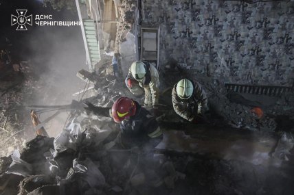 Рятувальники розбирають завали на місці удару в Прилуках
