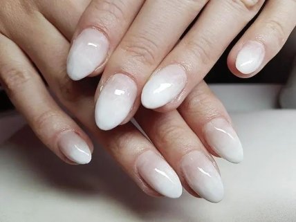 Манікюр для жінок за 50 — молочний