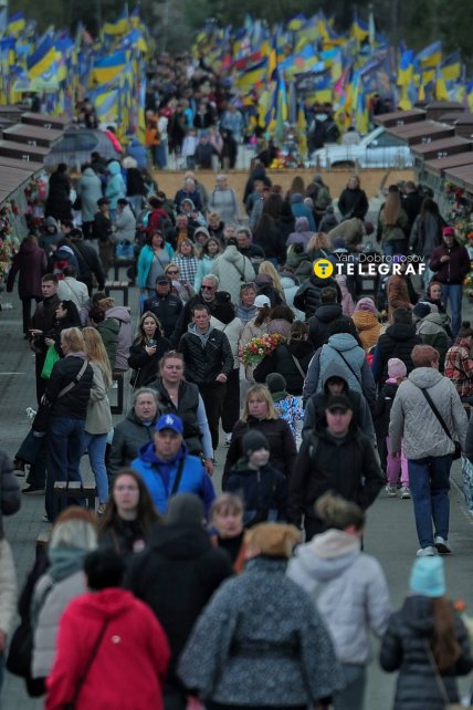 Провідна неділя на Лісовому кладовищі в Києві
