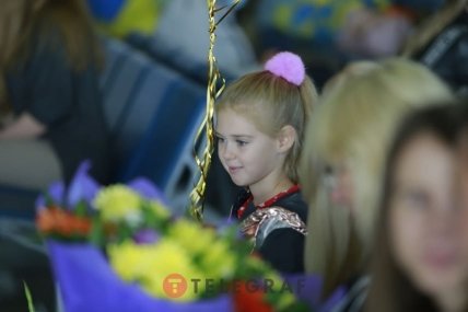 Маленькая девочка встречает паралимпийцев в аэропорту  Борисполь