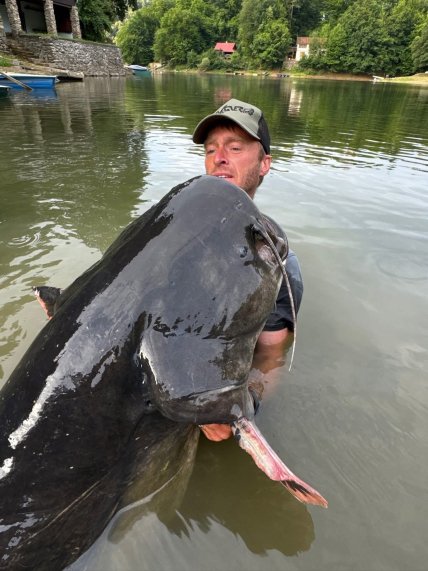В Чехии поймали сома длиной почти 3 метра