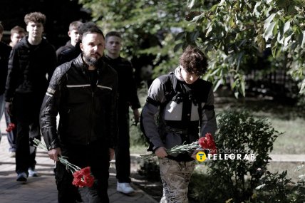 Попрощатись з хлопцем прийшли друзі та однокласники