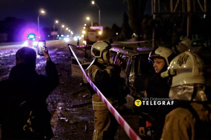 Рятувальники працюють на місці удару у Києві. Фото Ян Доброносов