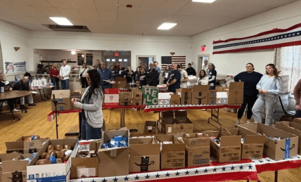 Люди збирають посилки з предметами першої потреби