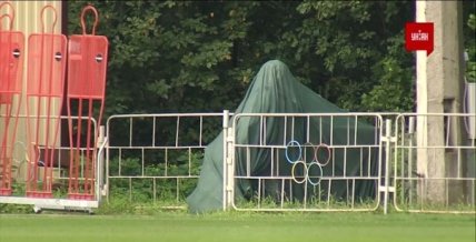 Накрытая статуя Мирчи Луческу на тренировочной базе Шахтера