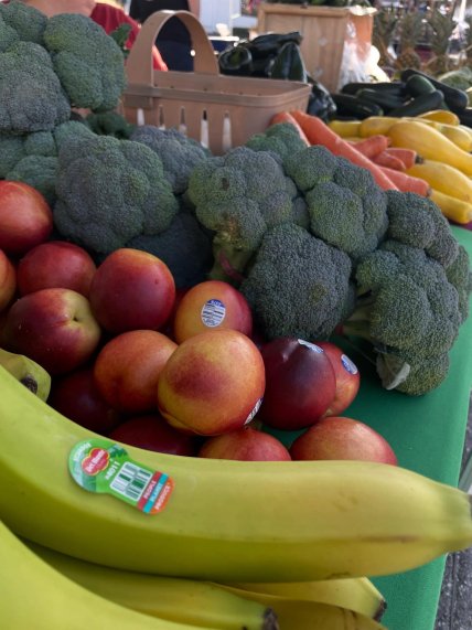 Зачем на фруктах наклейки