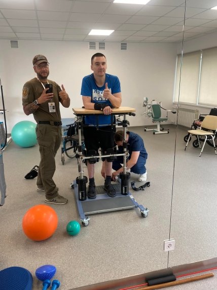 В'ячеслав у тренажерному залі з одним із підопічних