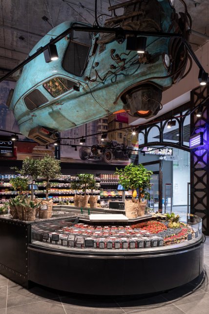 Інтер'єр магазину заповнений різноманітними деталями