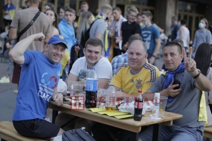 Фанаты в Киеве на матче Украина - Англия