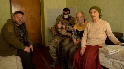 Анна Ивановна с мужем и военнослужащим ВСУ, который помогает ей