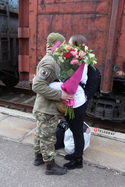 Український військовий зробив дівчині пропозицію на вокзалі Краматорська