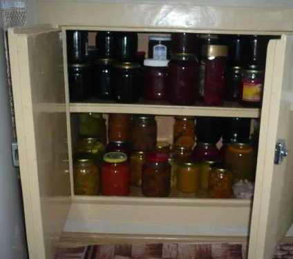 Для чего шкаф под окном в кухне