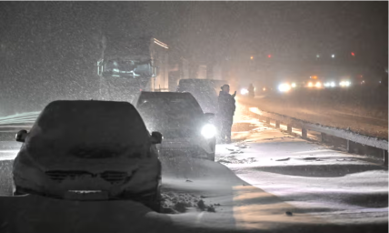 Автомобили застряли в снегу ночью