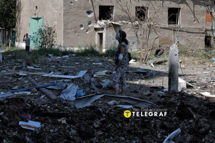 Жінка на місці прильоту у Краматорську. Обгоріла сторінка з української книги. Фото Ян Доброносов "Телеграф"