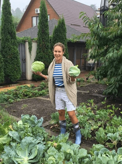 Наталья Королевская в доме в Лесниках