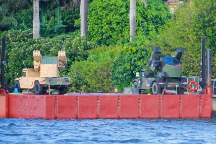 Пусковая установка противовоздушной ракеты Avenger и датчики для борьбы с дронами в Мар-а-Лаго