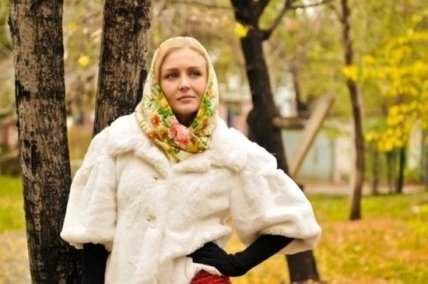 Хустка з великим строкатим малюнком