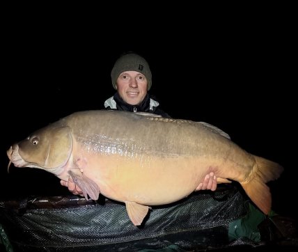 Назар Вацко показав свій трофей на рибалці