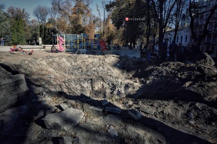 Детская площадка в Киеве, куда попала российская ракета