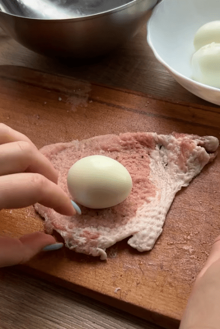 М'ясний рулет з вареними яйцями - покроковий рецепт